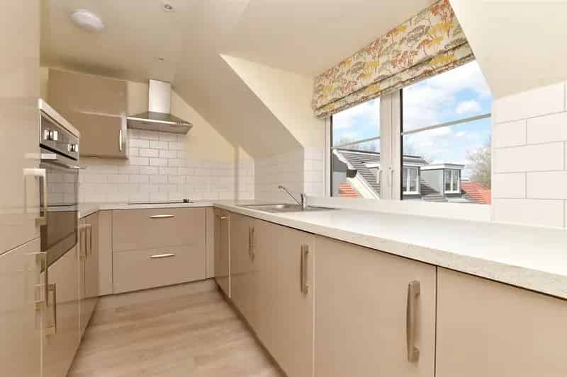 2 Bedroom Apartment for Sale Top Floor Modern Kitchen En Suite