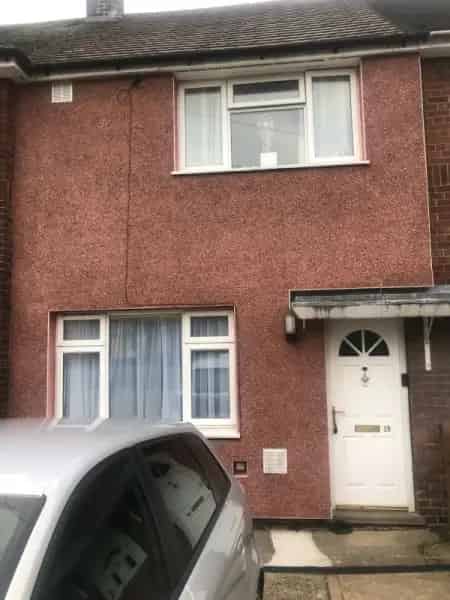 2 Bed Mid Terraced House Near Town Centre