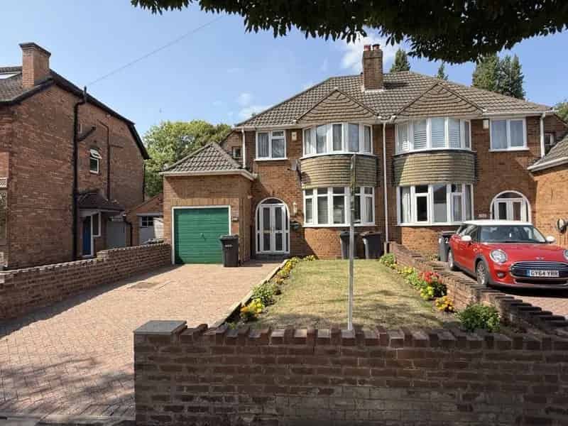 3 Bedroom Semi-Detached House to Rent Near Park Shops Schools