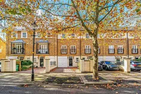 4 Bedroom House 210 m² in London