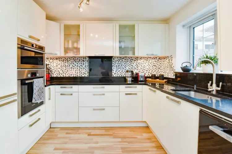 Modern Family Home Semi Detached 3 Bedrooms Garage Garden