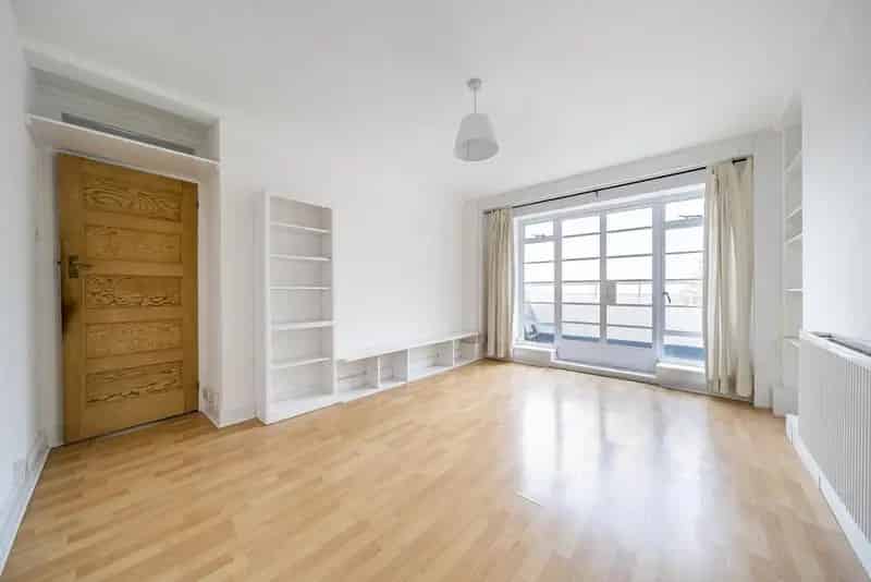 Highgate Art Deco 2-Bedroom Apartment with Parking