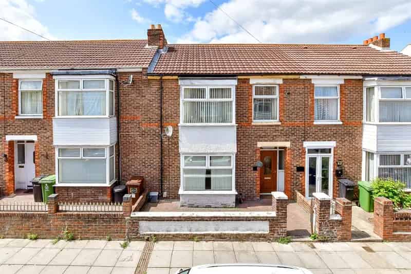 3 Bedroom Terraced House for Sale in Baffins