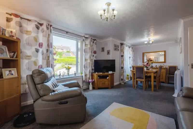 3 Bed Family Home with Landscaped Garden and Parking