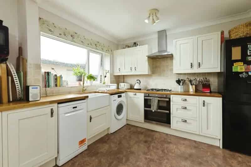 3 Bedroom Semi-Detached House Ample Parking Modern Kitchen Family Home