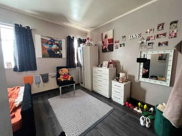 4-Bedroom House in Smethwick Near Train Stations and Schools
