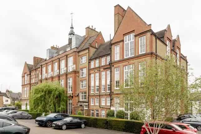 Spacious Flat for Sale in The Village, London SW11