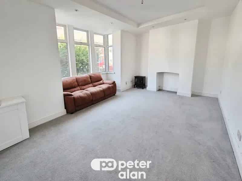 3 Bedroom End Terrace House Unfurnished Zero Deposit Available