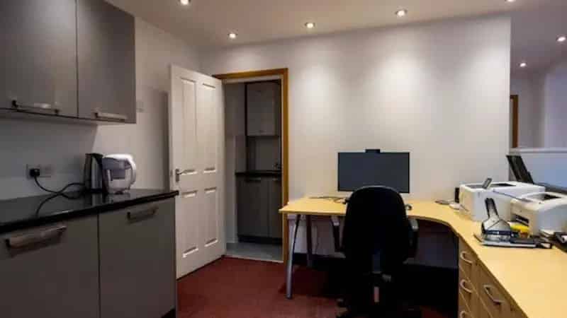 Marlow Office Space: Modern Open-Plan Office with Parking