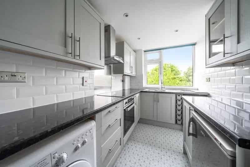 Two Bedroom Flat Beckenham High Street Chain Free Parking Garage