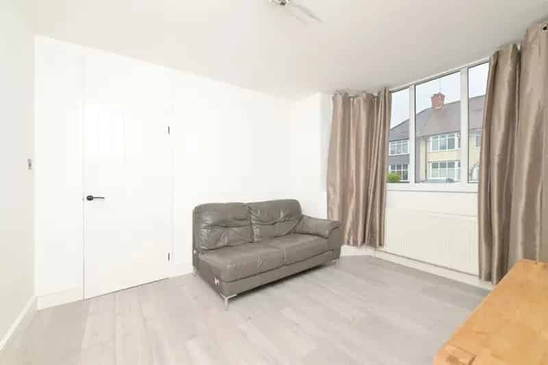 3 Bed Mid Terrace House Recently Renovated