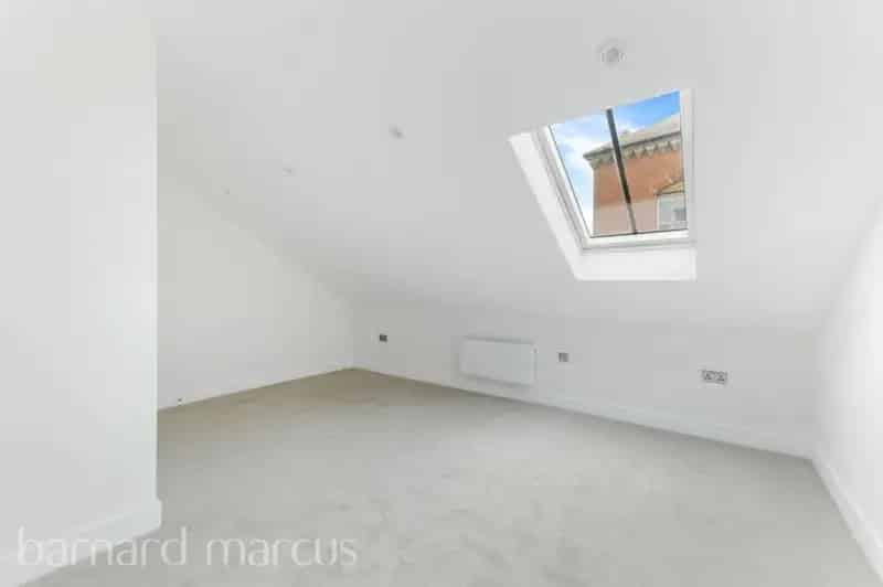 Two Bedroom Maisonette with Modern Kitchen and Bathroom