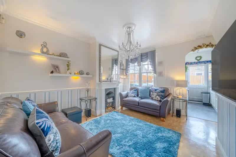 2 Bed House with 41ft Garden and Extension Potential