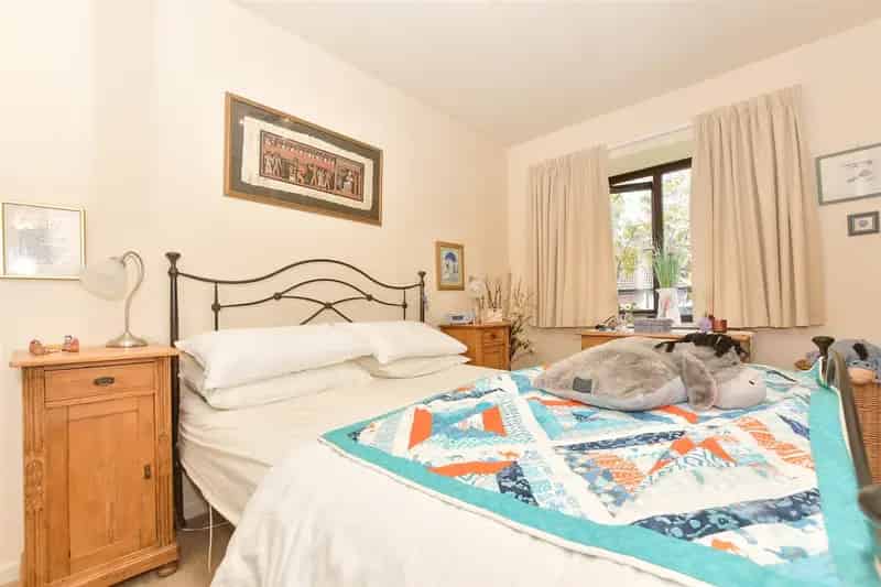 2 Bedroom Semi-Detached Bungalow for Sale in Oaklands Park