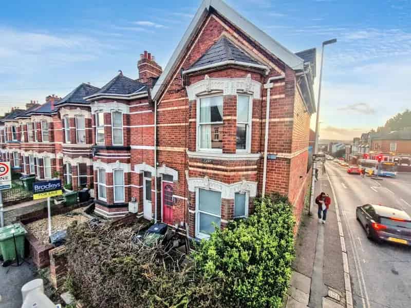 4 Bedroom End of Terrace House for Sale