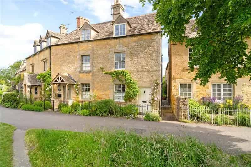 2 Bedroom Cotswold Stone Cottage for Sale in Lower Slaughter
