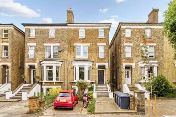 Two-Bedroom Apartment with Garden in Ealing