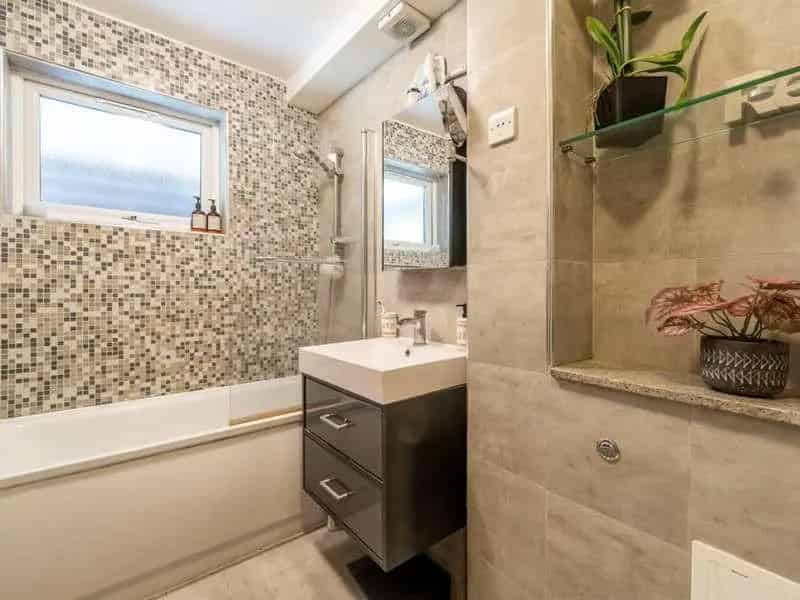 2 Bed Flat for Sale Near Hanger Lane