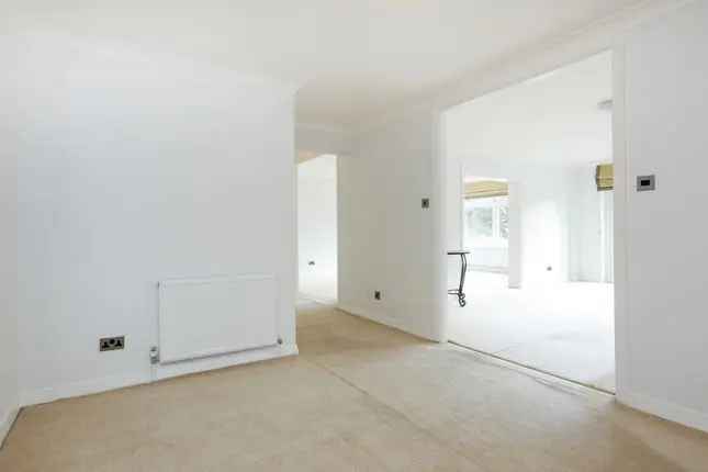 Flat to rent in Draxmont, London SW19