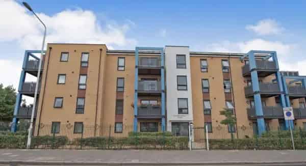 2-Bathroom Flat near Dagenham East Station with Parking