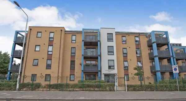 2-Bathroom Flat near Dagenham East Station with Parking