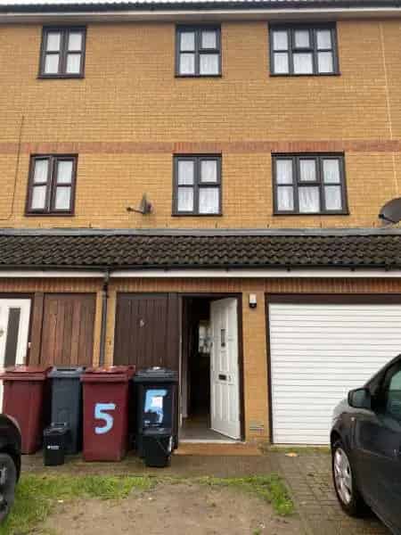 Townhouse with Drive and Garage Near Amenities