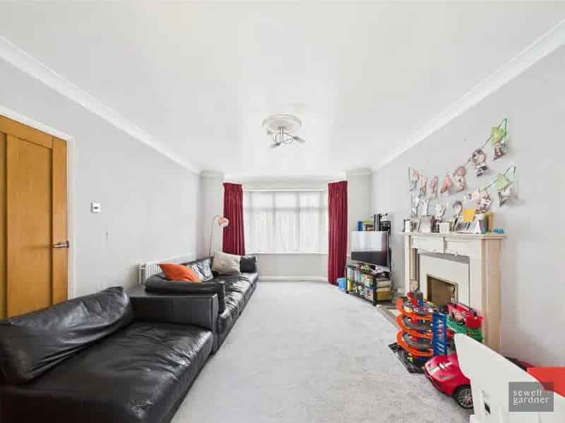 4 Bed Detached House for Sale Cassiobury Estate