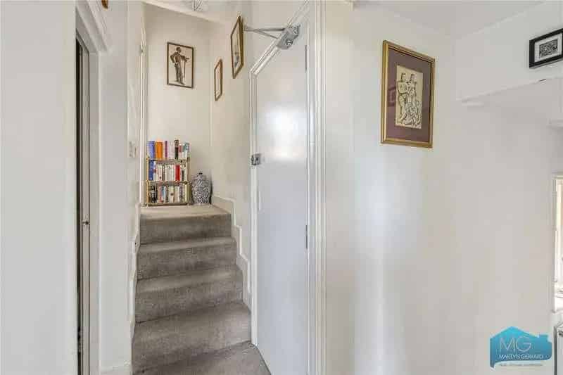 2 bed flat for sale