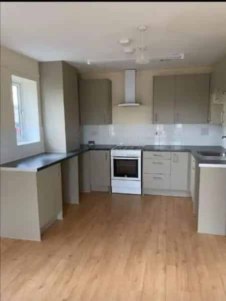 2 Bed Ground Floor Flat Near Schools and Train Station