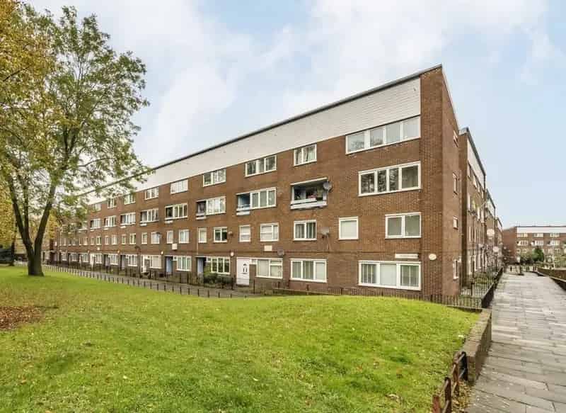Spacious 3-Bedroom House with Private Balcony Chain Free