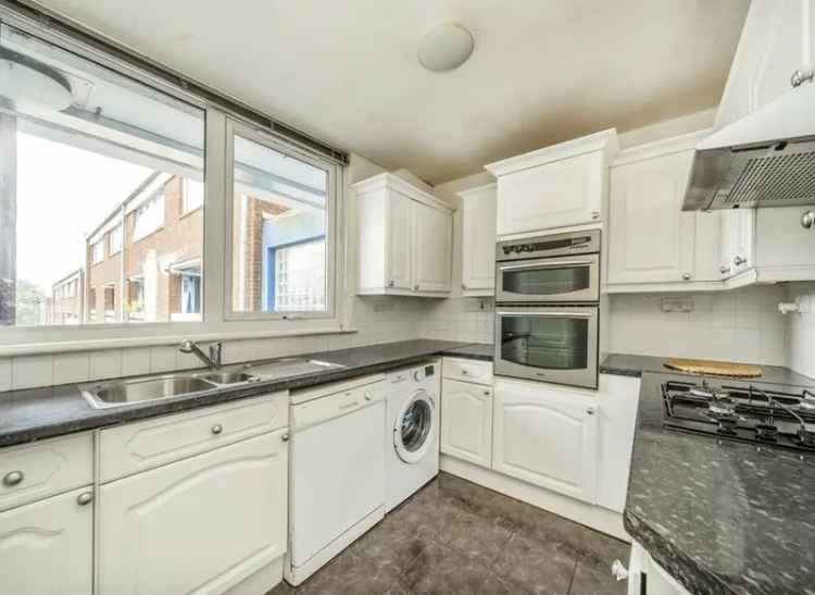 Flat For Sale in Southend-on-Sea, England