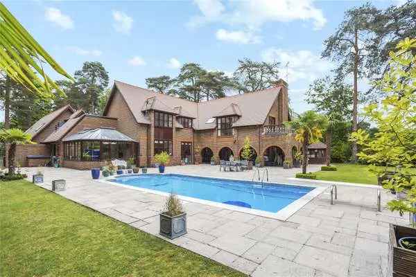 Abbots Warren Family Home with Annexe and Pool