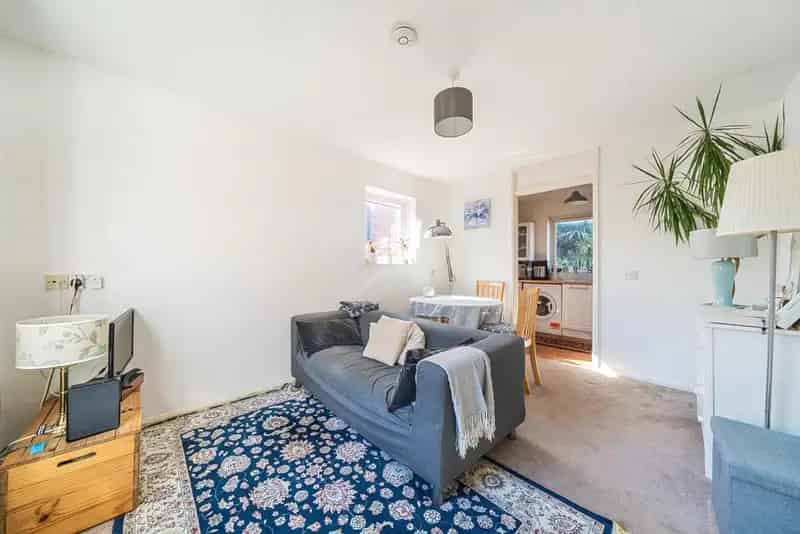 Chain Free First Floor Flat Spacious Private Entrance