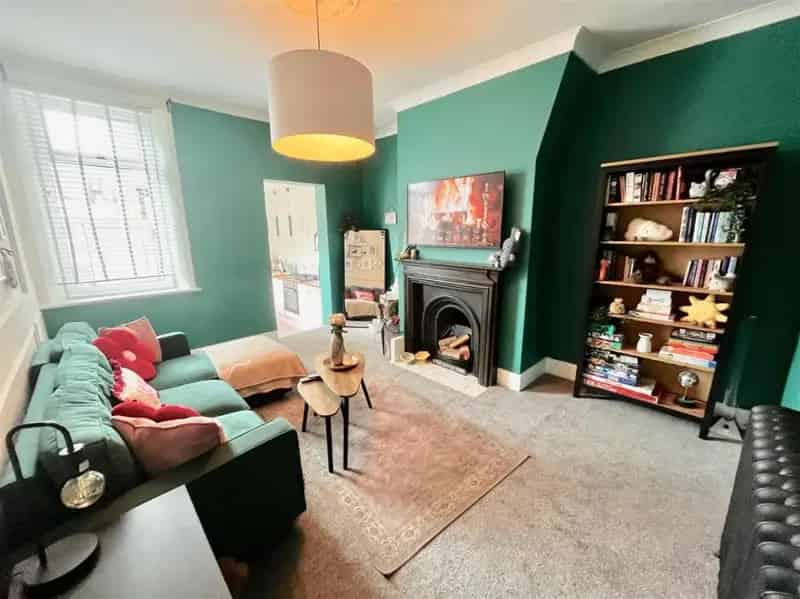 2 bed flat for sale