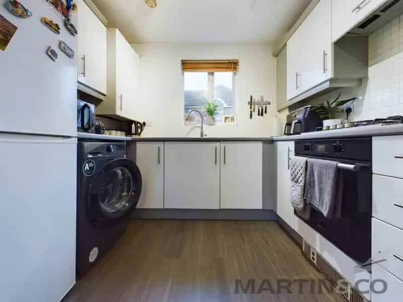 2 Bedroom Flat For Sale Private Parking Communal Garden