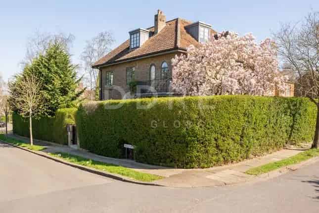7 Bedroom Detached House for Sale in Hampstead Garden Suburb