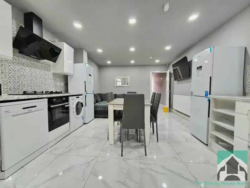 6 Bedroom En-Suite Terraced House - Investment Opportunity