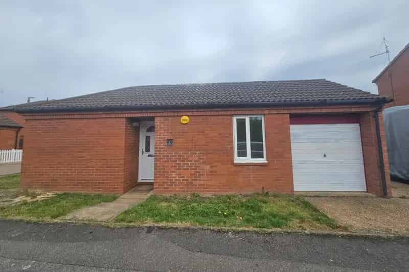 3 Bed House with Garage and Off-Road Parking