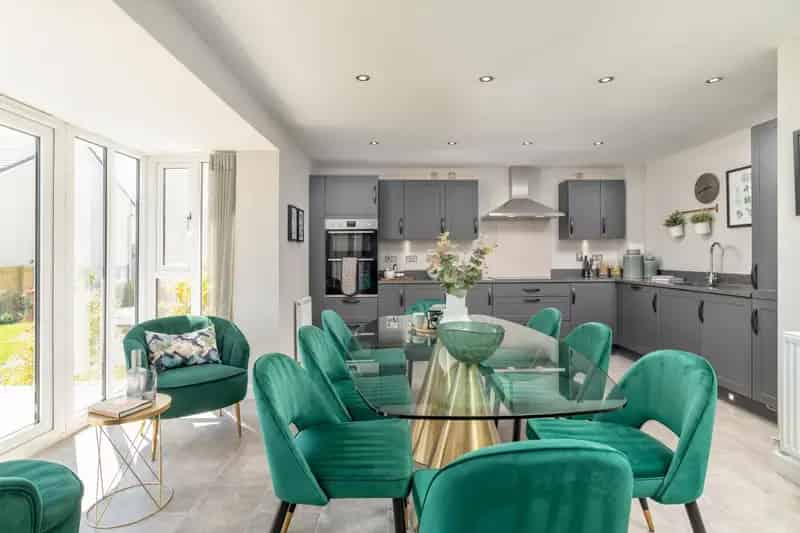 4 Bed House for Sale Family Home Open Plan Kitchen Garden