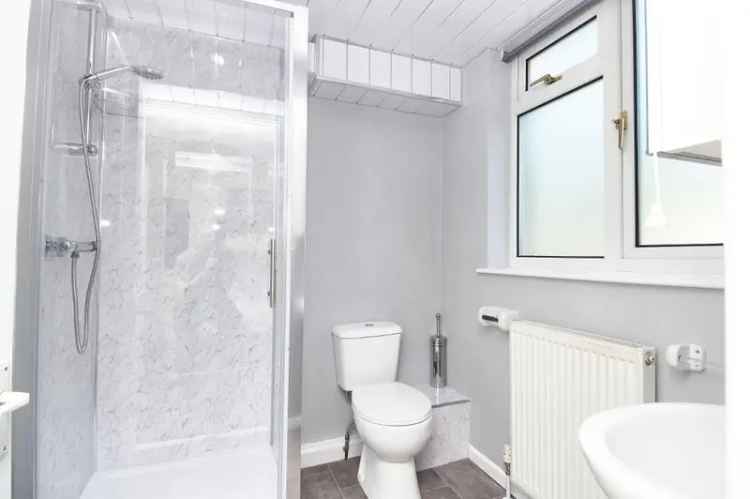1 Bedroom Flat Share Kingswood Double En-Suite Room