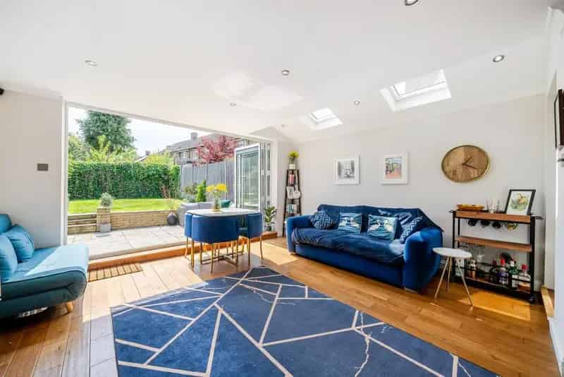 Modern Apartment with Private Garden Near Transport Links