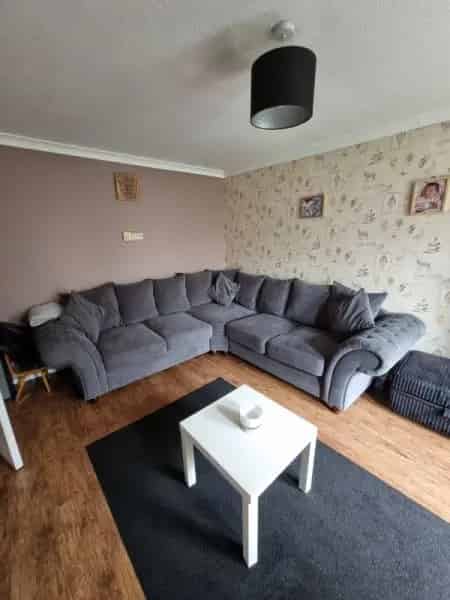 3-4 Bed House Near Schools and Shops