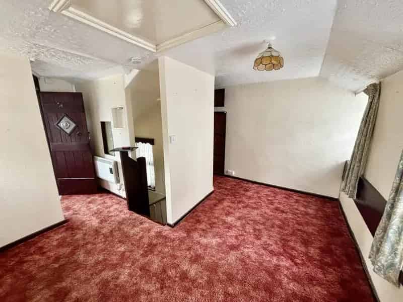 1 Bedroom Terrace House for Sale Near Town Centre