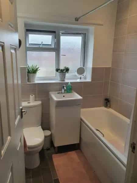 3 Bed Semi-Detached House Large Garden Close to Schools