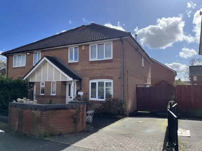 4 Bedroom Semi Detached House To Rent