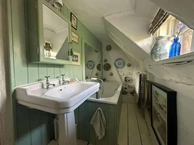2 Bed Grade II Listed Thatched Cottage Simpson Village