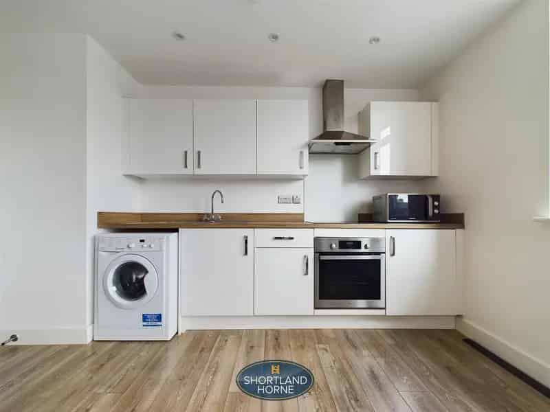 1 Bedroom Apartment Near City Centre Train Station