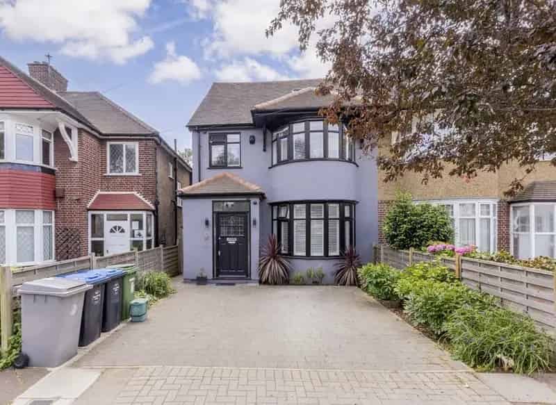 Four Bedroom Family Home with Summer House and Driveway Parking