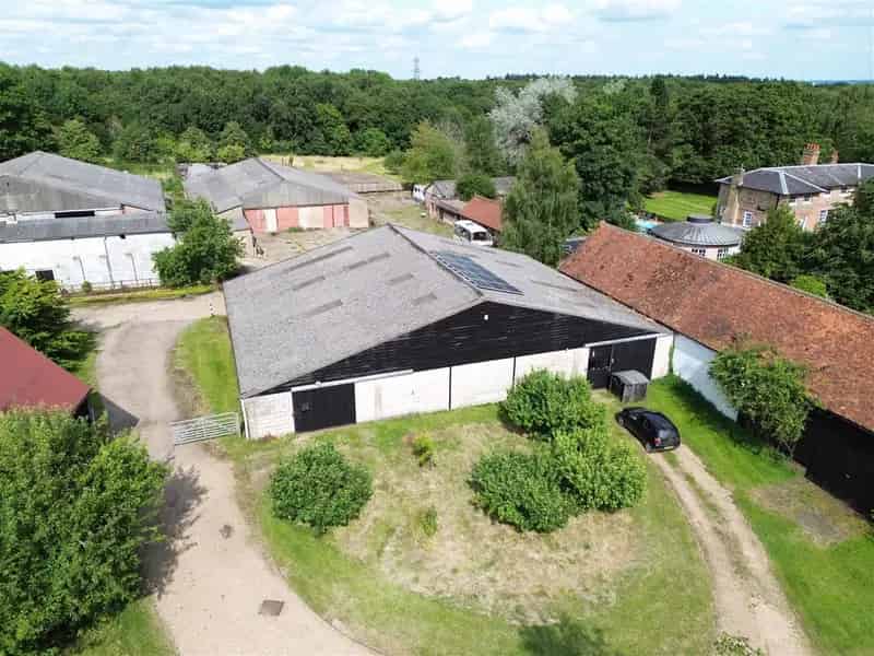 Single Storey Barn to Let Near M25