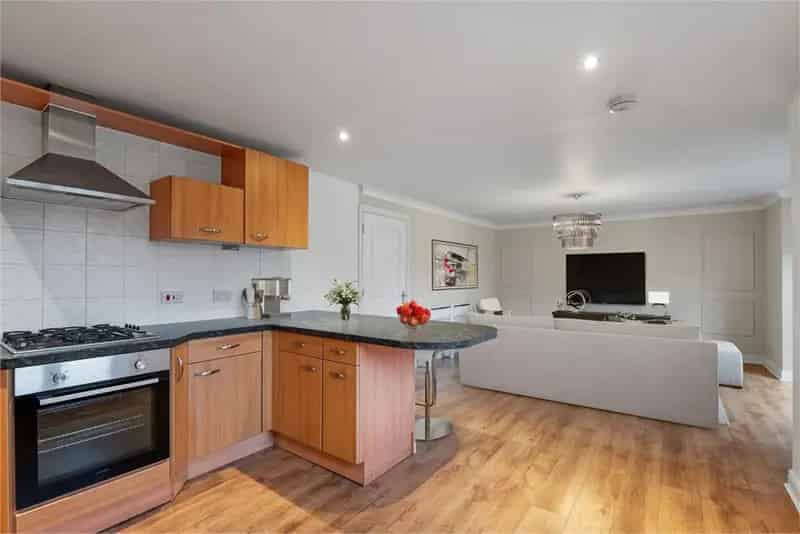 2 Bed Flat East Kilbride - Modern Apartment with Ensuite and Parking